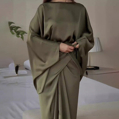 Modernes Kleid im Lounge-Stil mit Taillengürtel